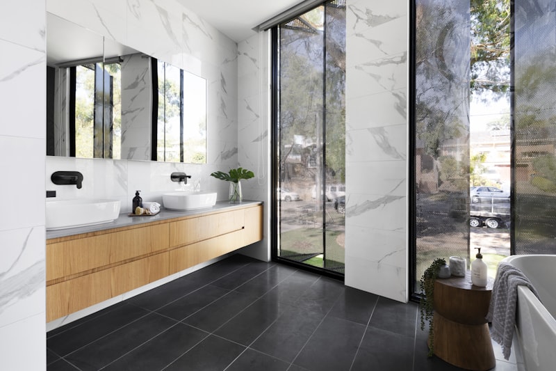 Baño estilo industrial: cemento, negro y metal sin que parezca un garaje